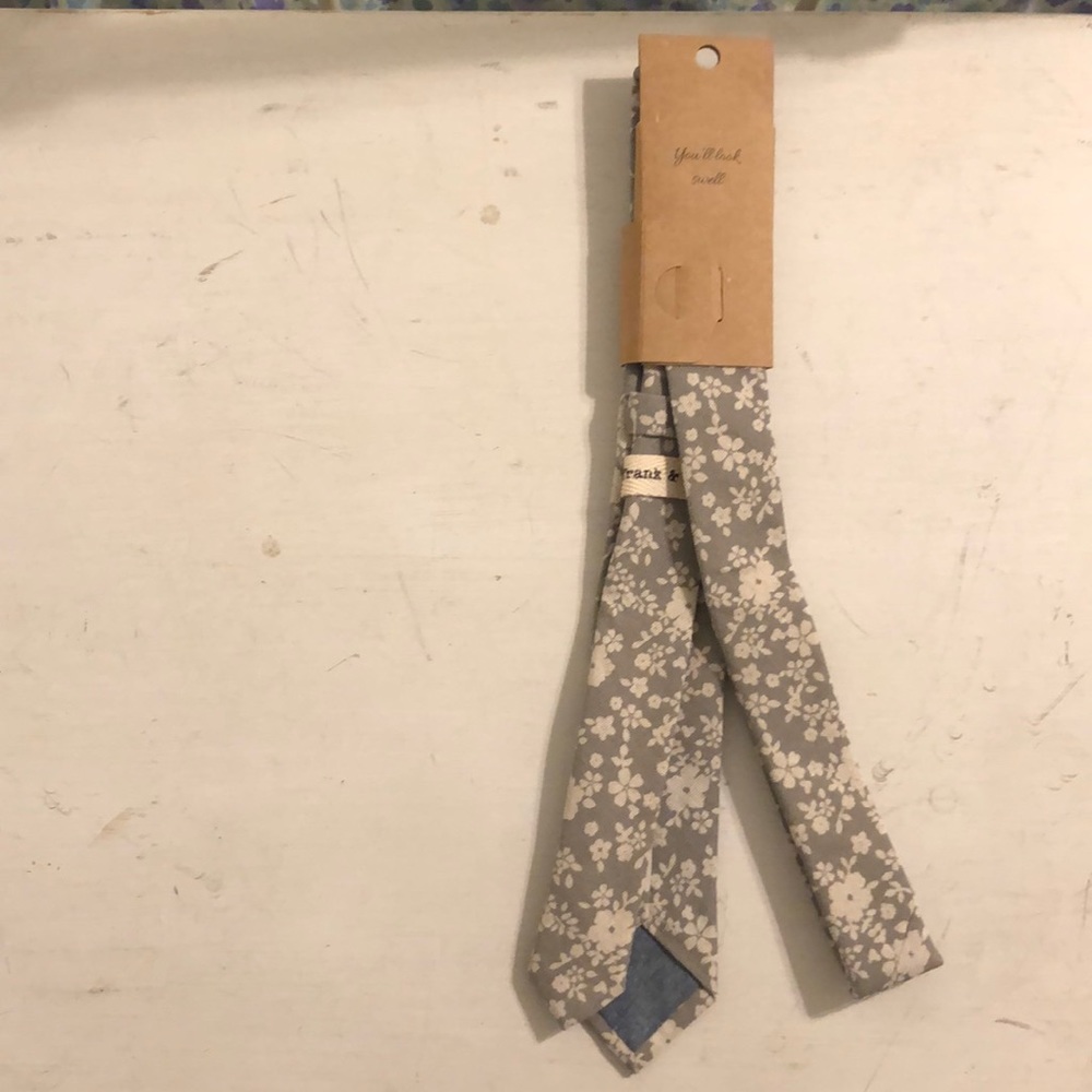 Frank & Buck Skinny Ties, Light Grey & Cream Floral Tie